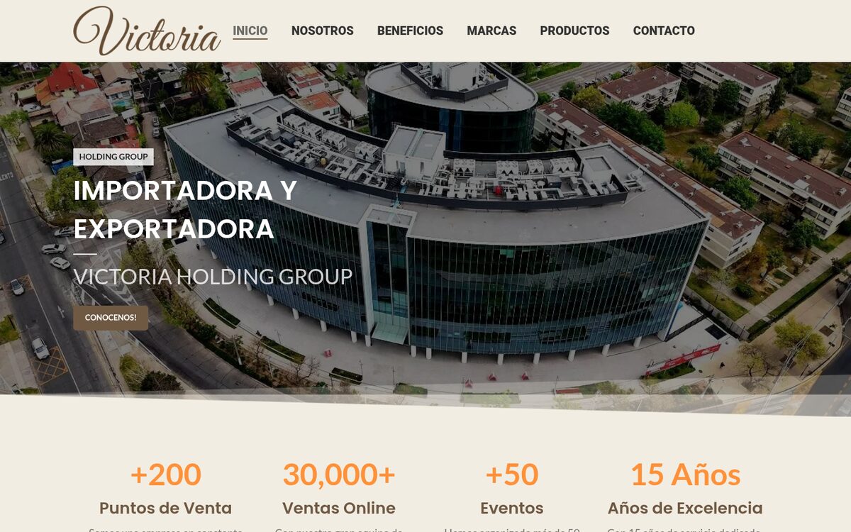 Portada de Victoria Holding Group: importadora y exportadora, con una vista aérea de su edificio y las cifras de puntos de venta y años de trayectoria.